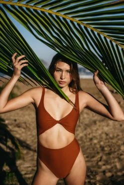 Chloe One Piece - Tiki -SunKissed Swim Store 240118 skatie brwn 3278 Edit
